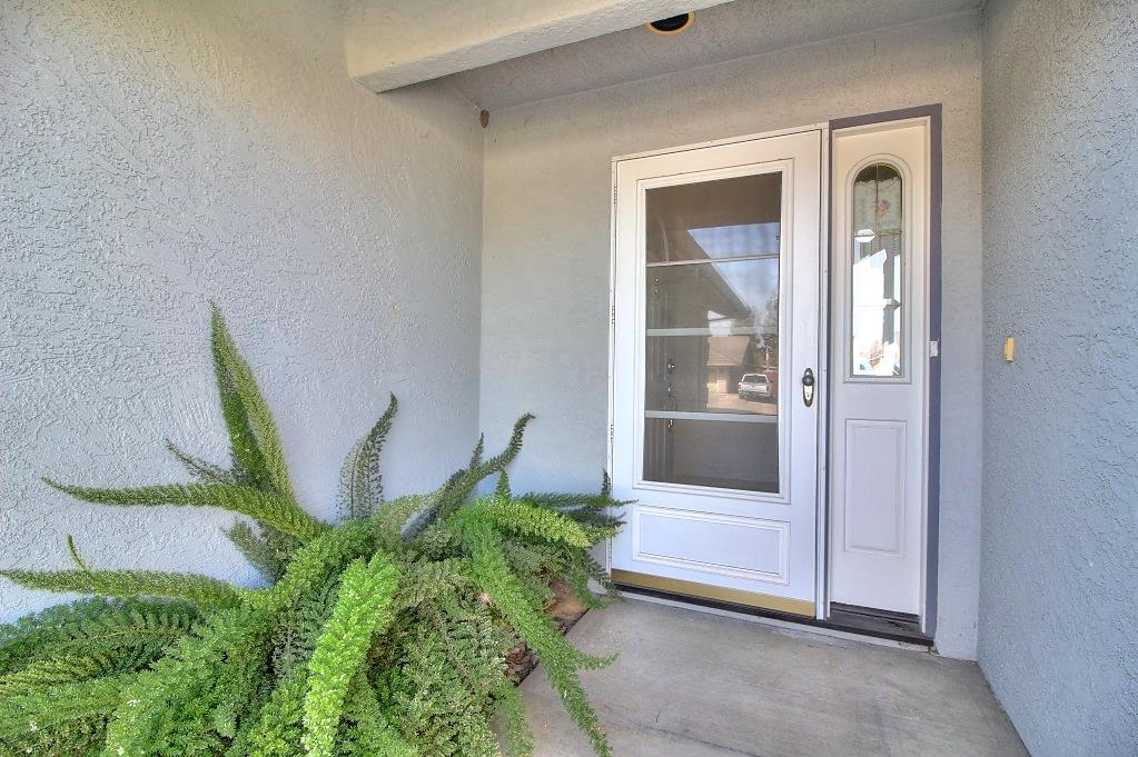 1526 Brookside Dr, Manteca, CA 95336