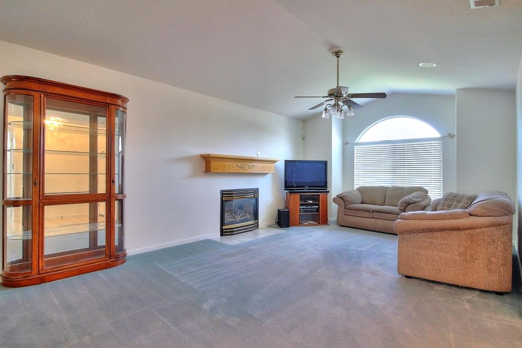 1526 Brookside Dr, Manteca, CA 95336