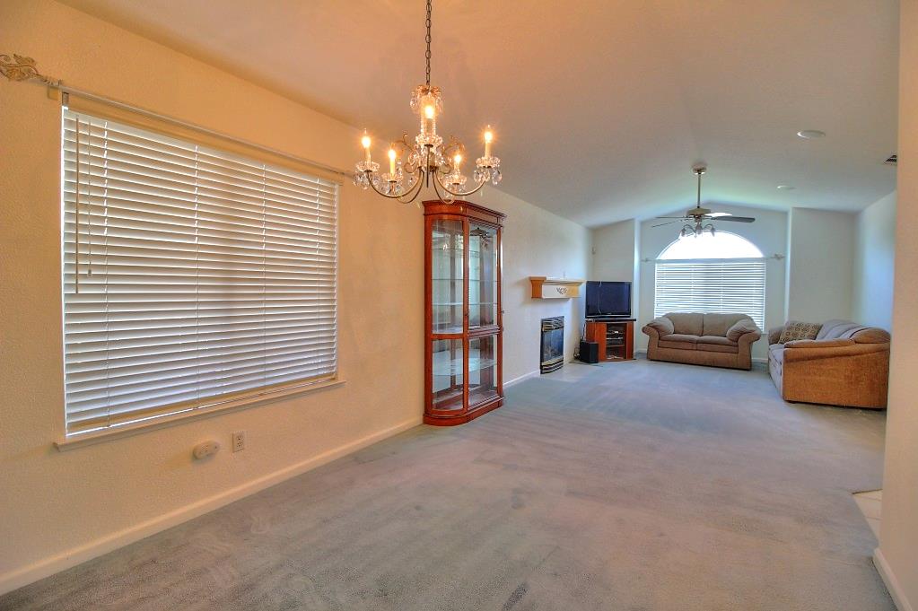 1526 Brookside Dr, Manteca, CA 95336