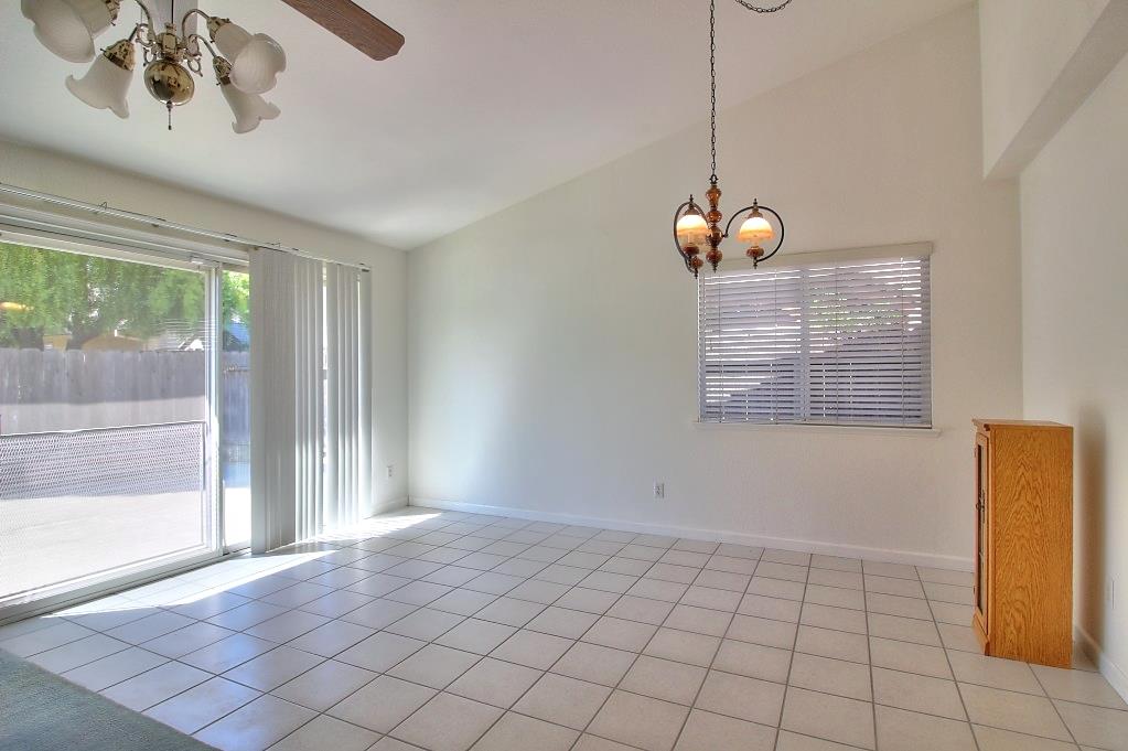 1526 Brookside Dr, Manteca, CA 95336