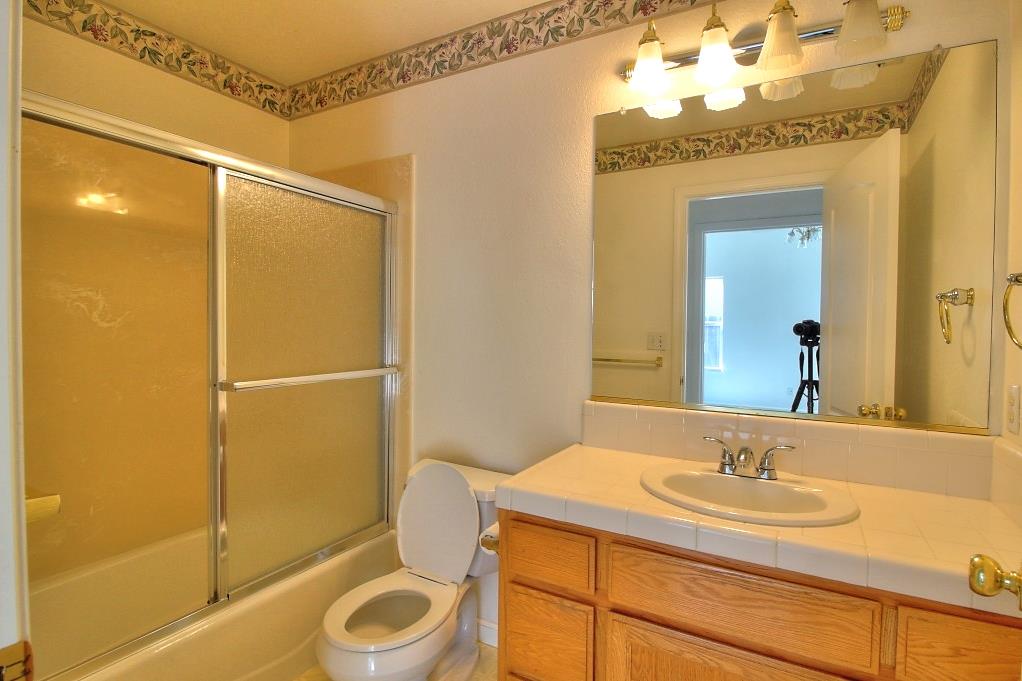 1526 Brookside Dr, Manteca, CA 95336