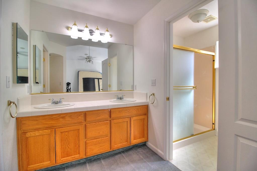 1526 Brookside Dr, Manteca, CA 95336