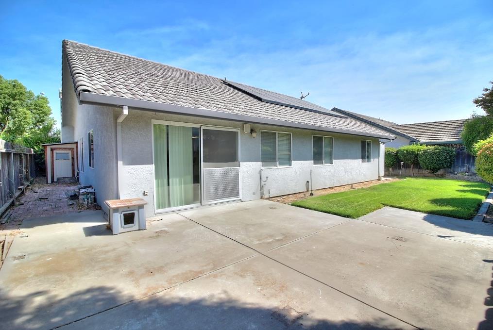 1526 Brookside Dr, Manteca, CA 95336