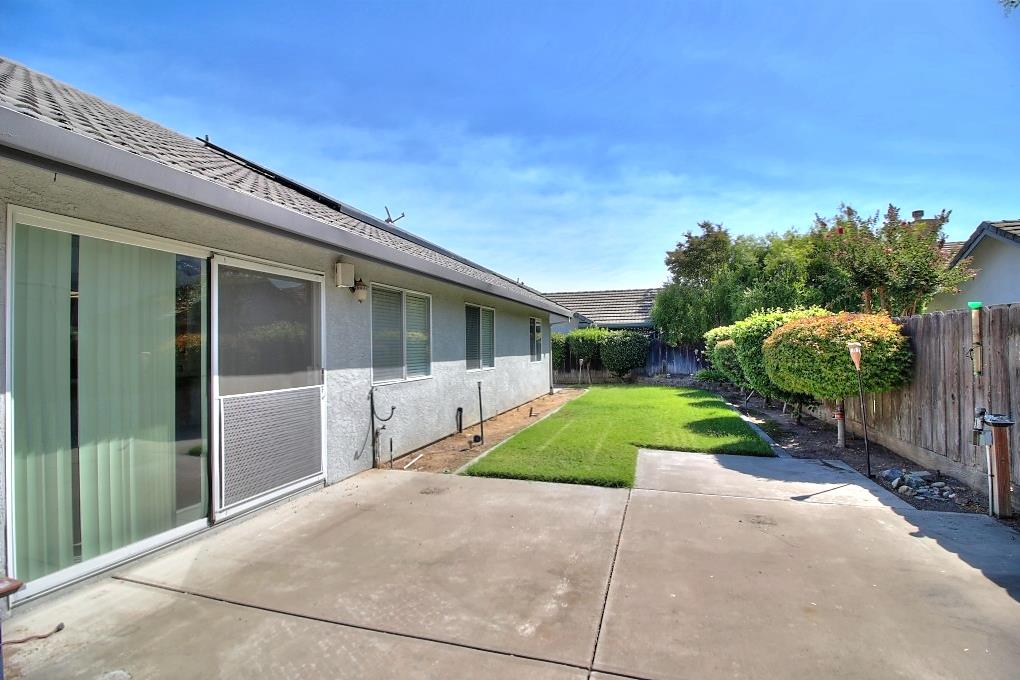 1526 Brookside Dr, Manteca, CA 95336