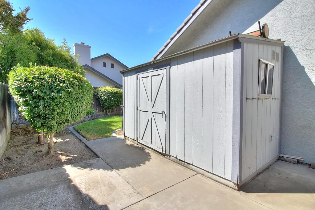 1526 Brookside Dr, Manteca, CA 95336