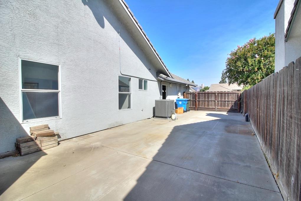 1526 Brookside Dr, Manteca, CA 95336