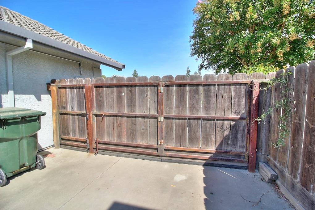 1526 Brookside Dr, Manteca, CA 95336