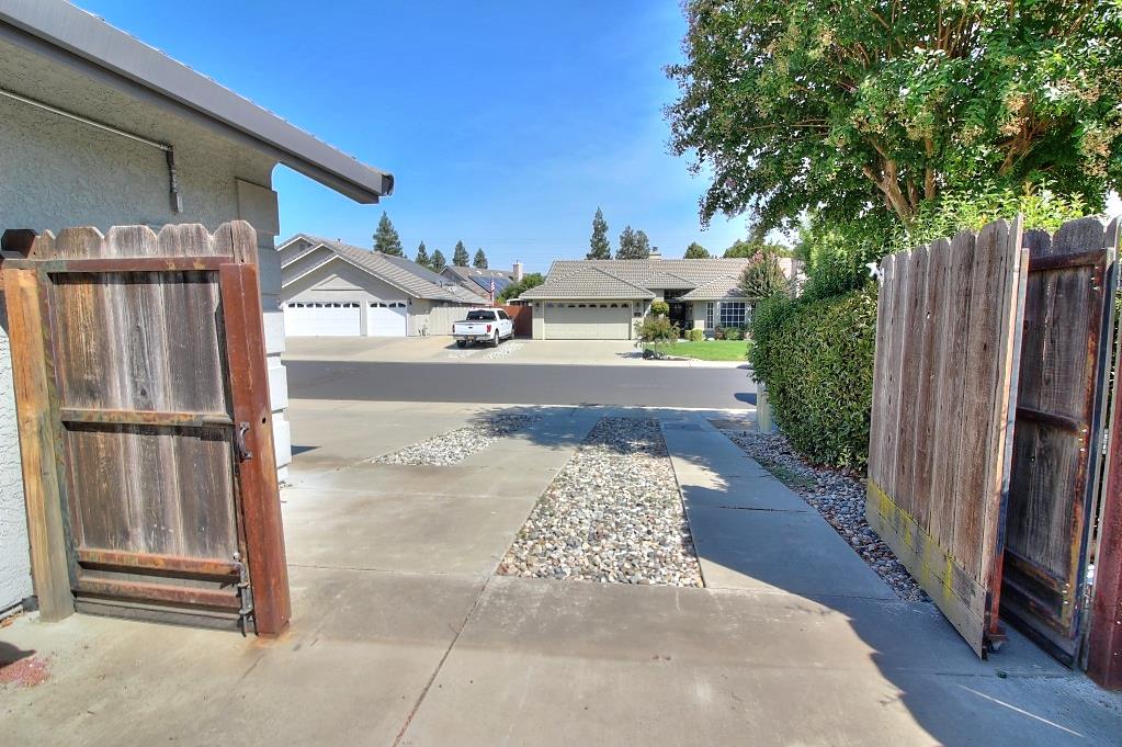 1526 Brookside Dr, Manteca, CA 95336