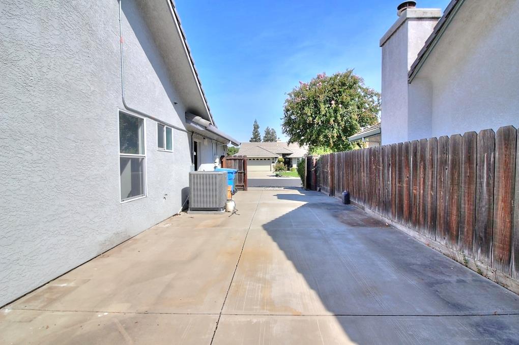 1526 Brookside Dr, Manteca, CA 95336