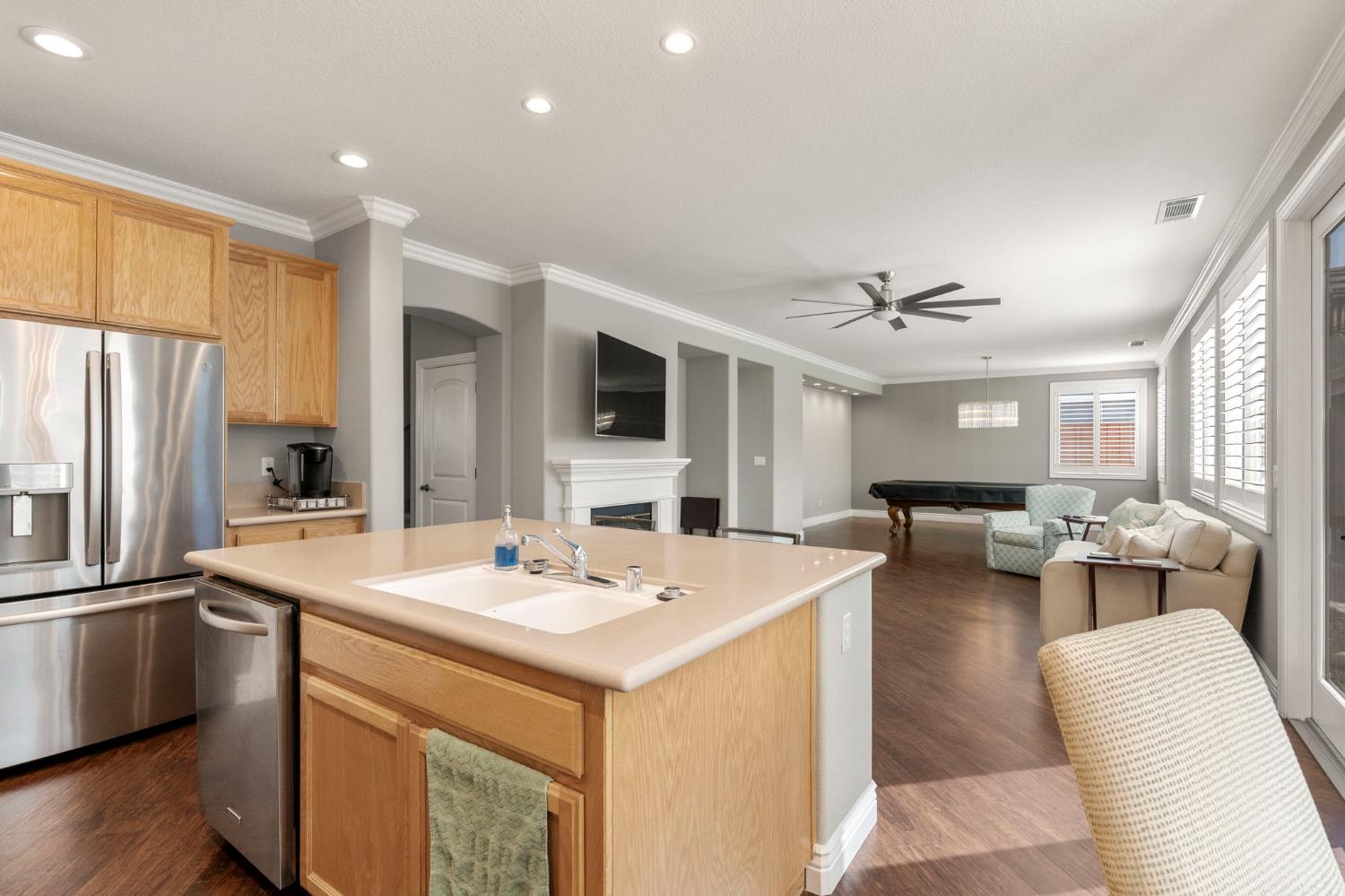 864 N Heartland Dr, Manteca, CA 95337