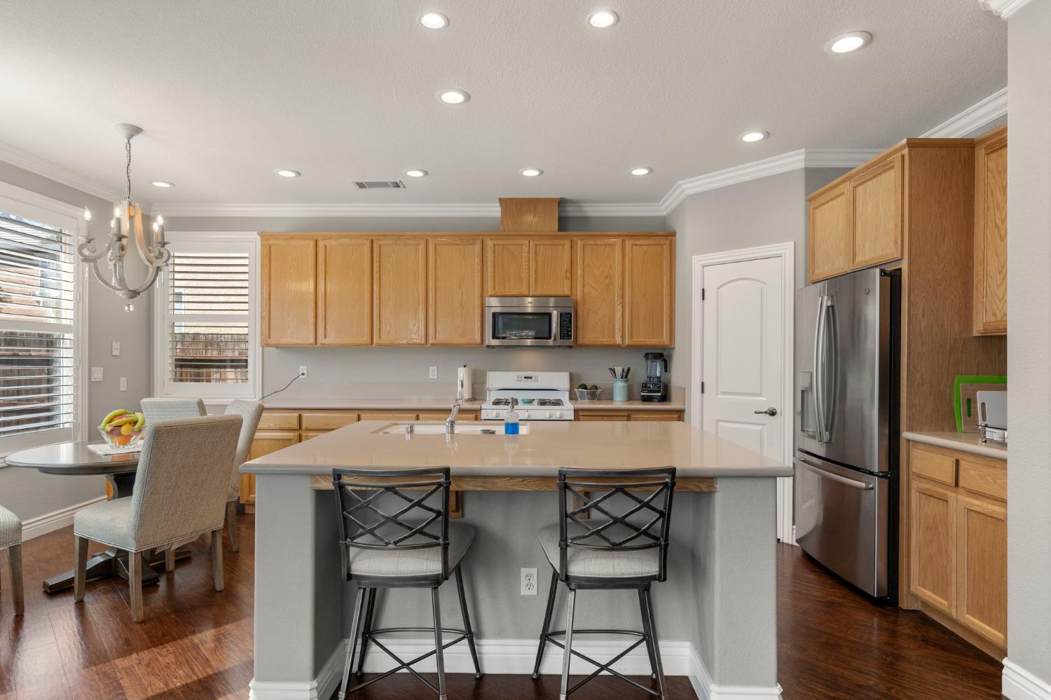 864 N Heartland Dr, Manteca, CA 95337