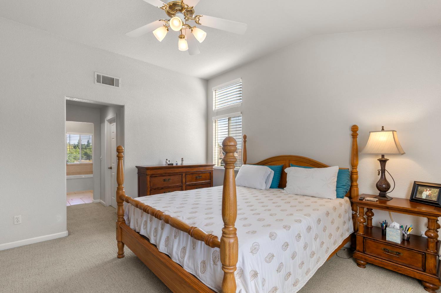 864 N Heartland Dr, Manteca, CA 95337