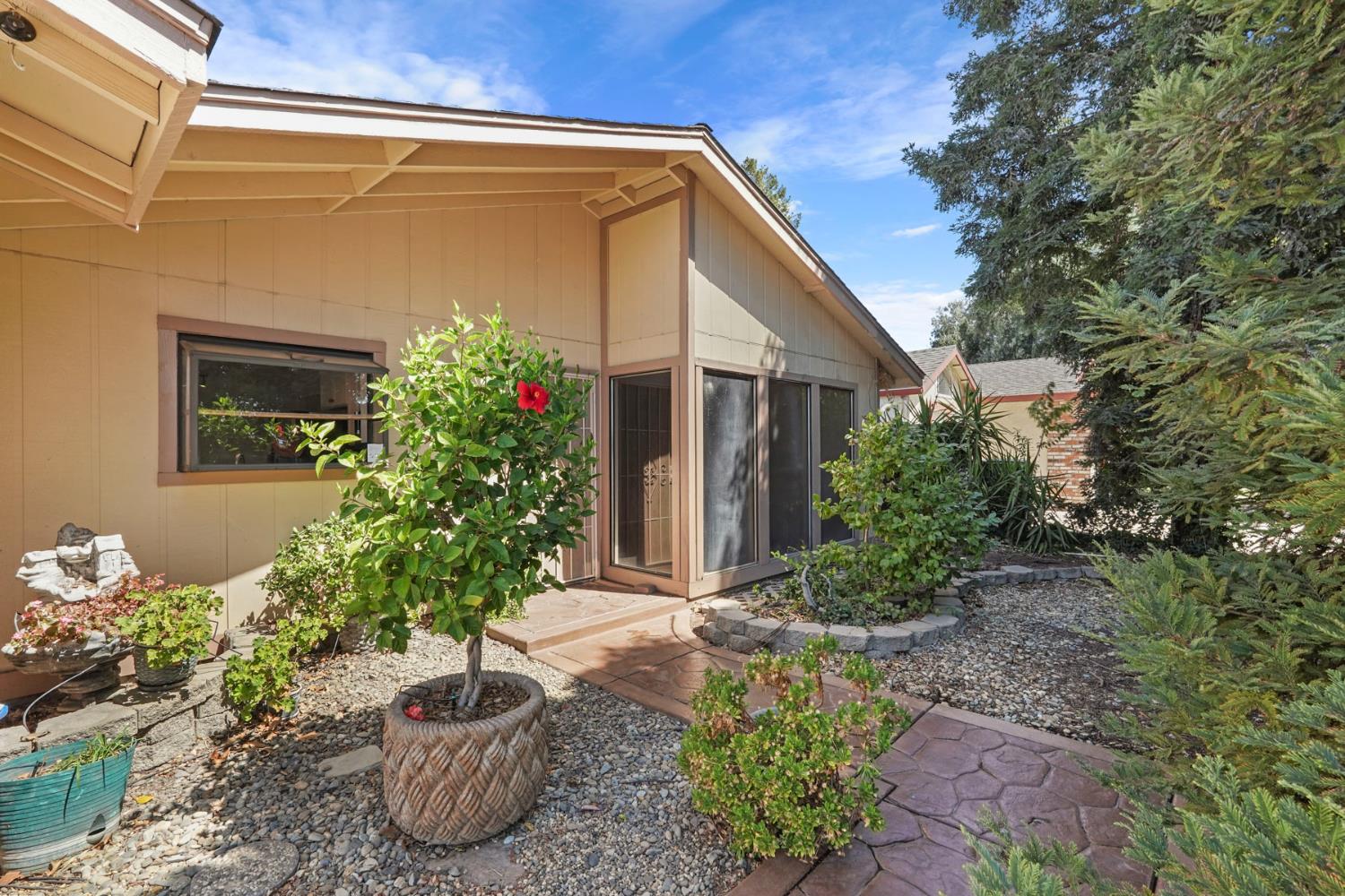 819 Wawona St, Manteca, CA 95337