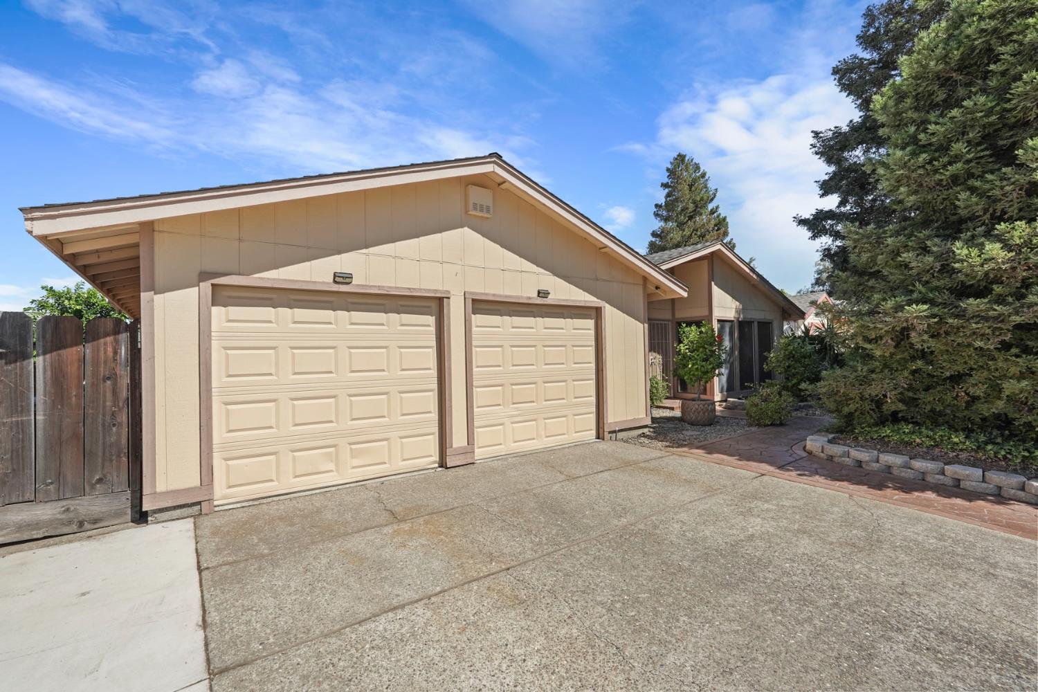 819 Wawona St, Manteca, CA 95337