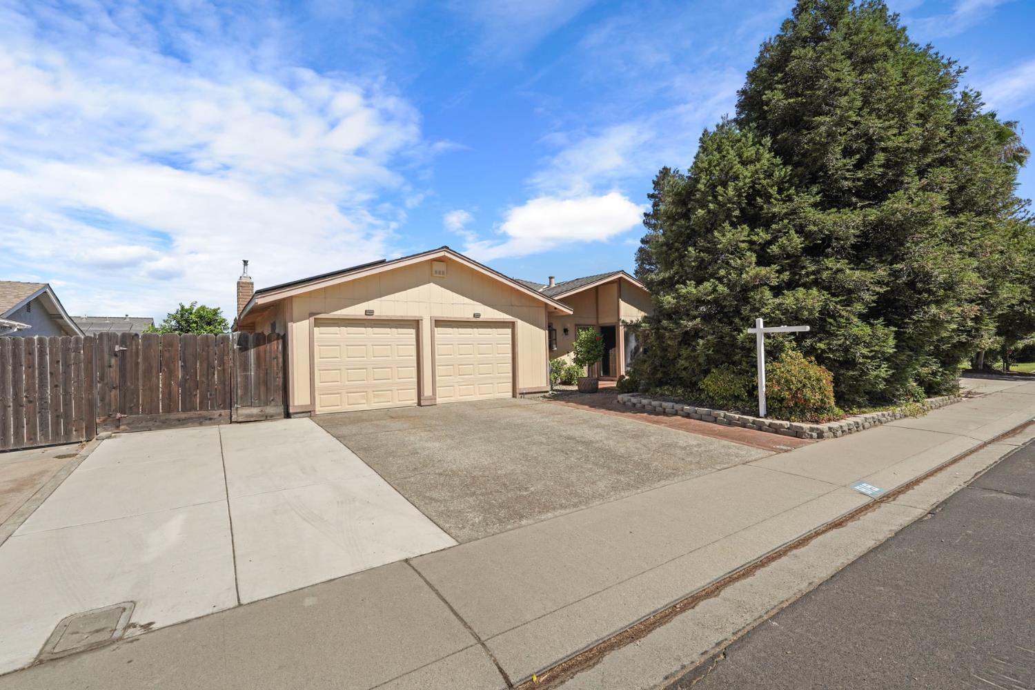 819 Wawona St, Manteca, CA 95337