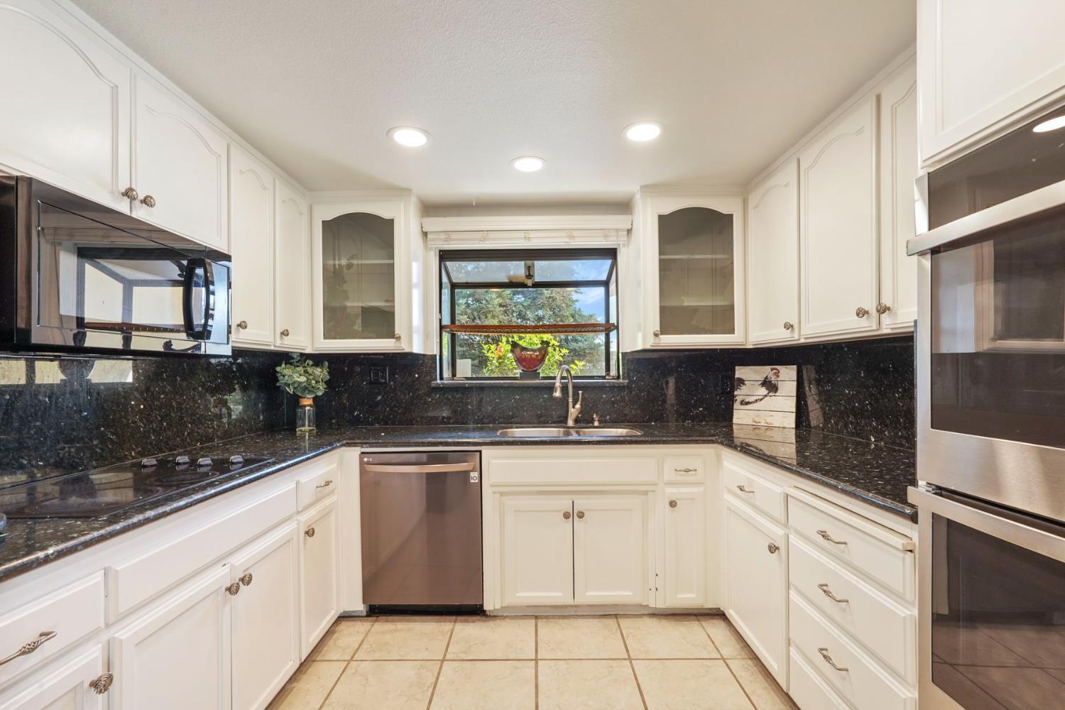 819 Wawona St, Manteca, CA 95337