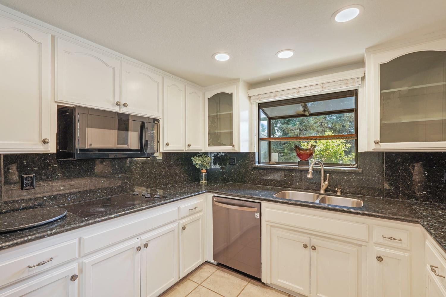 819 Wawona St, Manteca, CA 95337