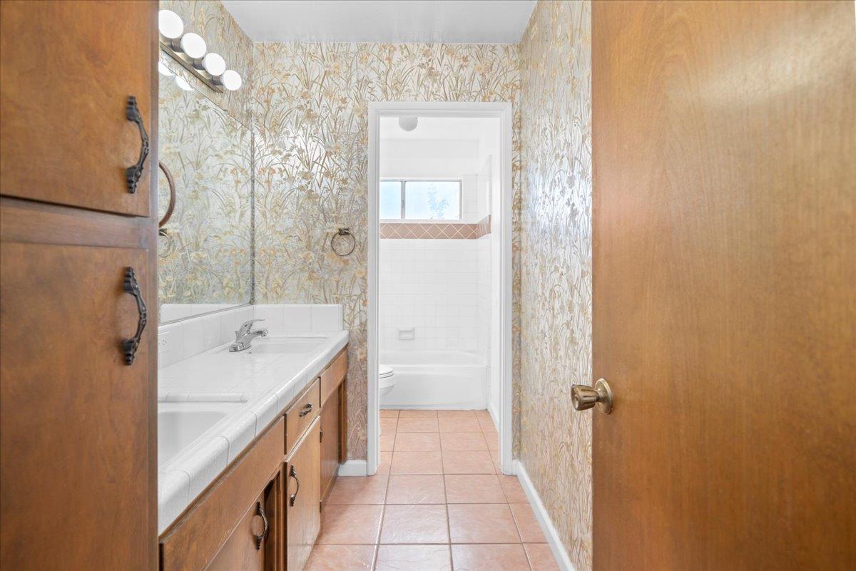 2137 Candlewood Pl, Riverbank, CA 95367