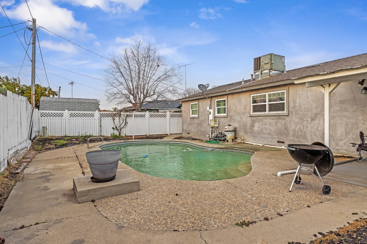 1813 Poppy Ln, Ceres, CA 95307