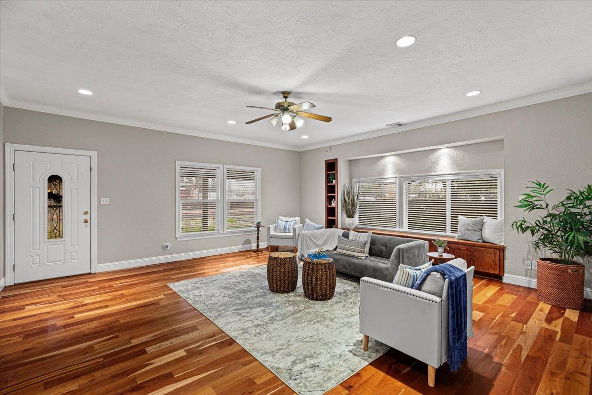 672 Pedersen Rd, Oakdale, CA 95361