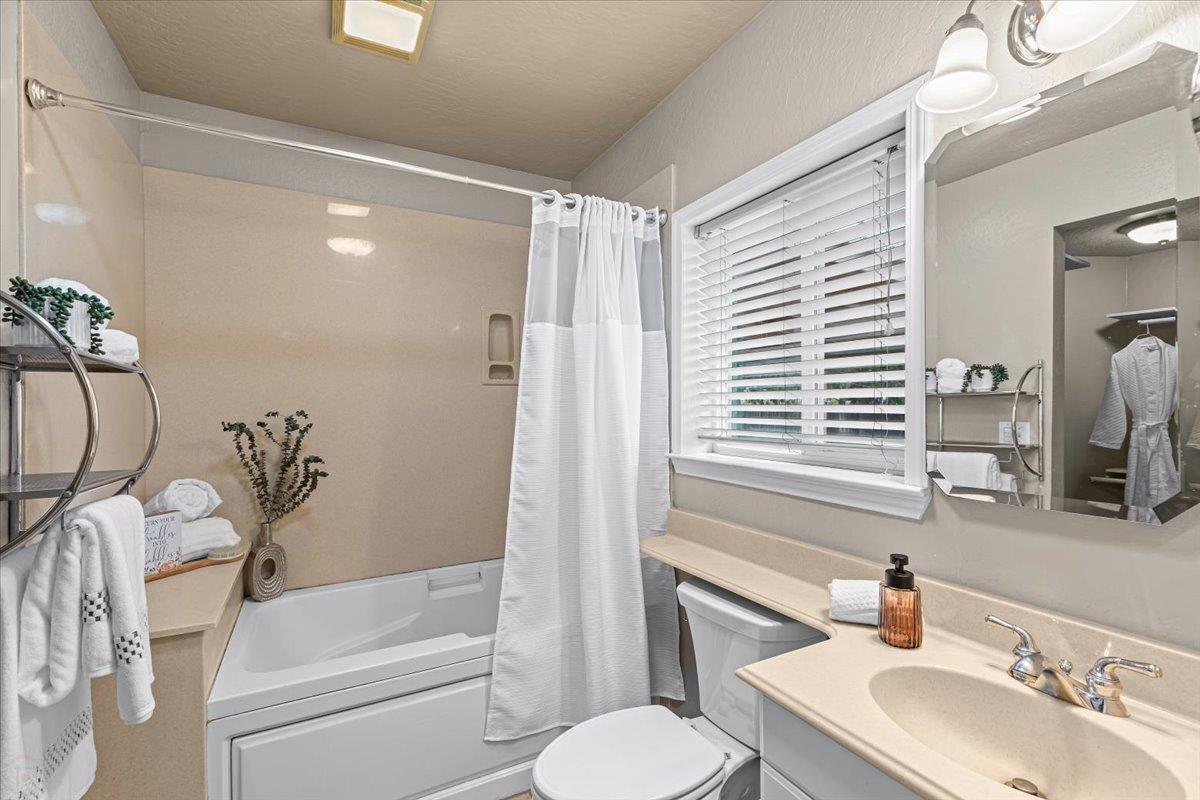 672 Pedersen Rd, Oakdale, CA 95361