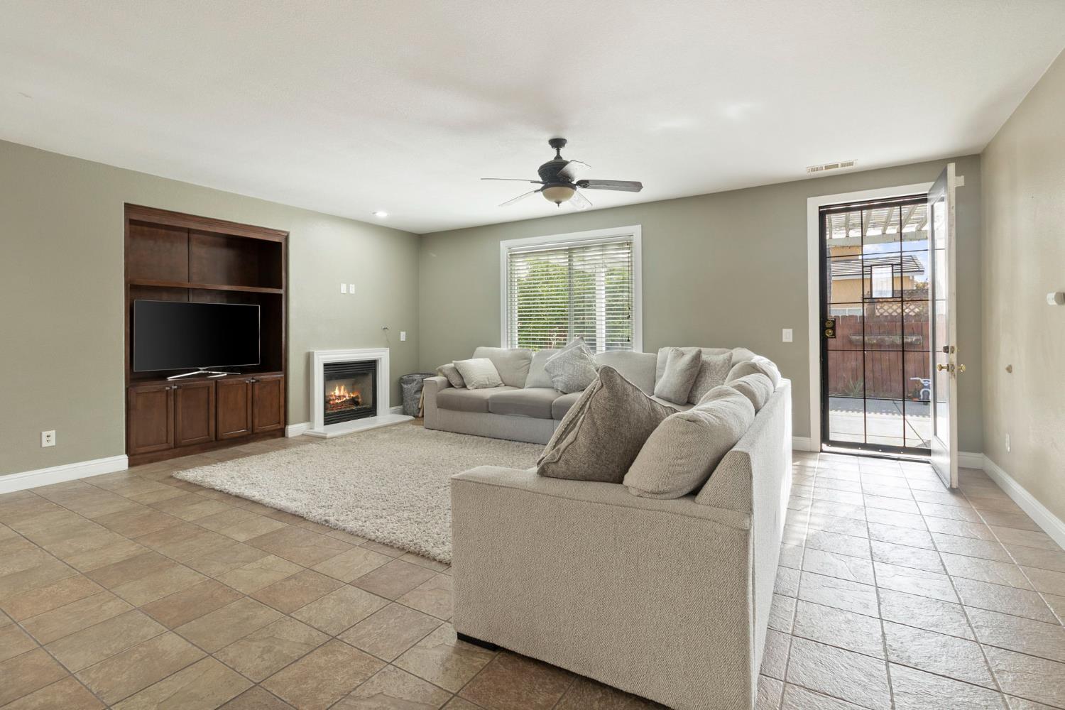 432 Meadow Creek Dr, Patterson, CA 95363