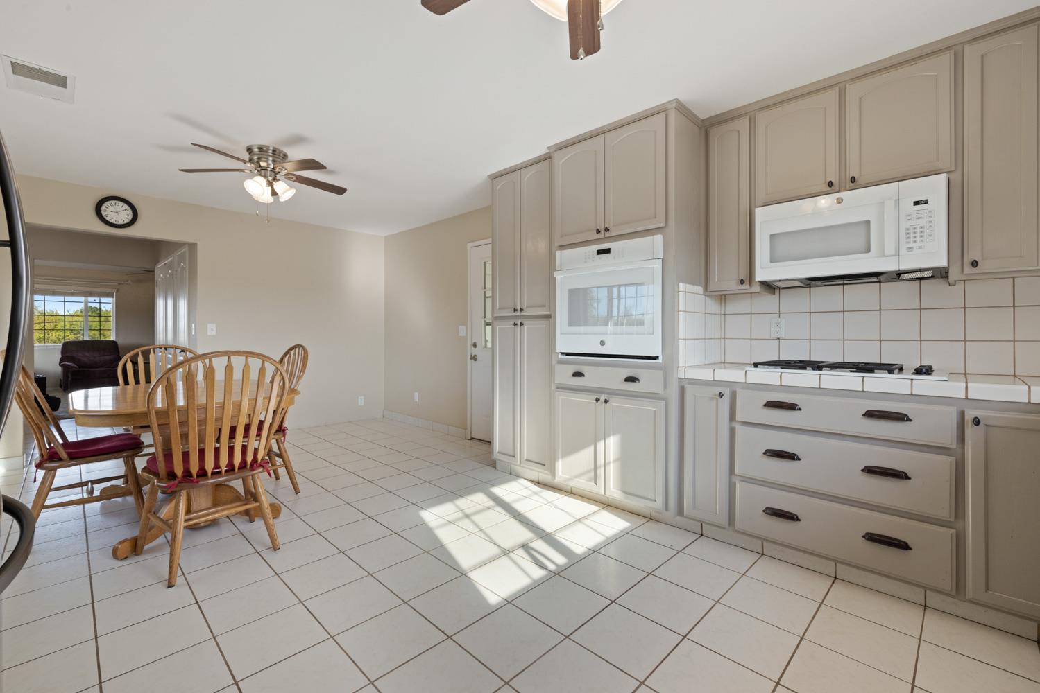 16682 S Steinegul Rd, Escalon, CA 95320