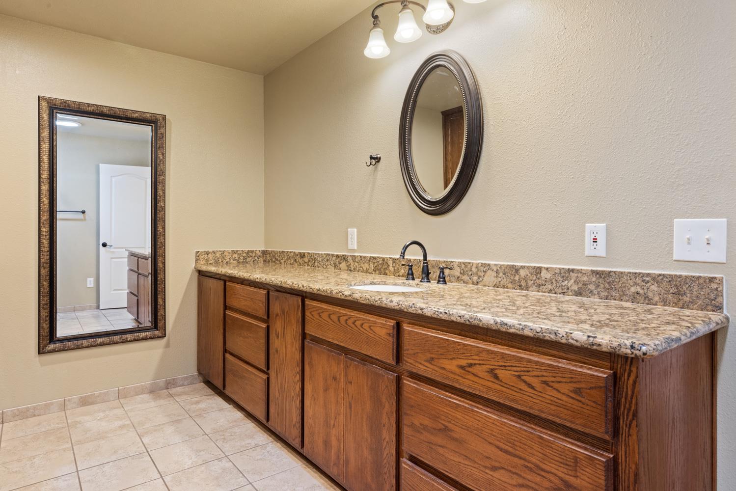 16682 S Steinegul Rd, Escalon, CA 95320