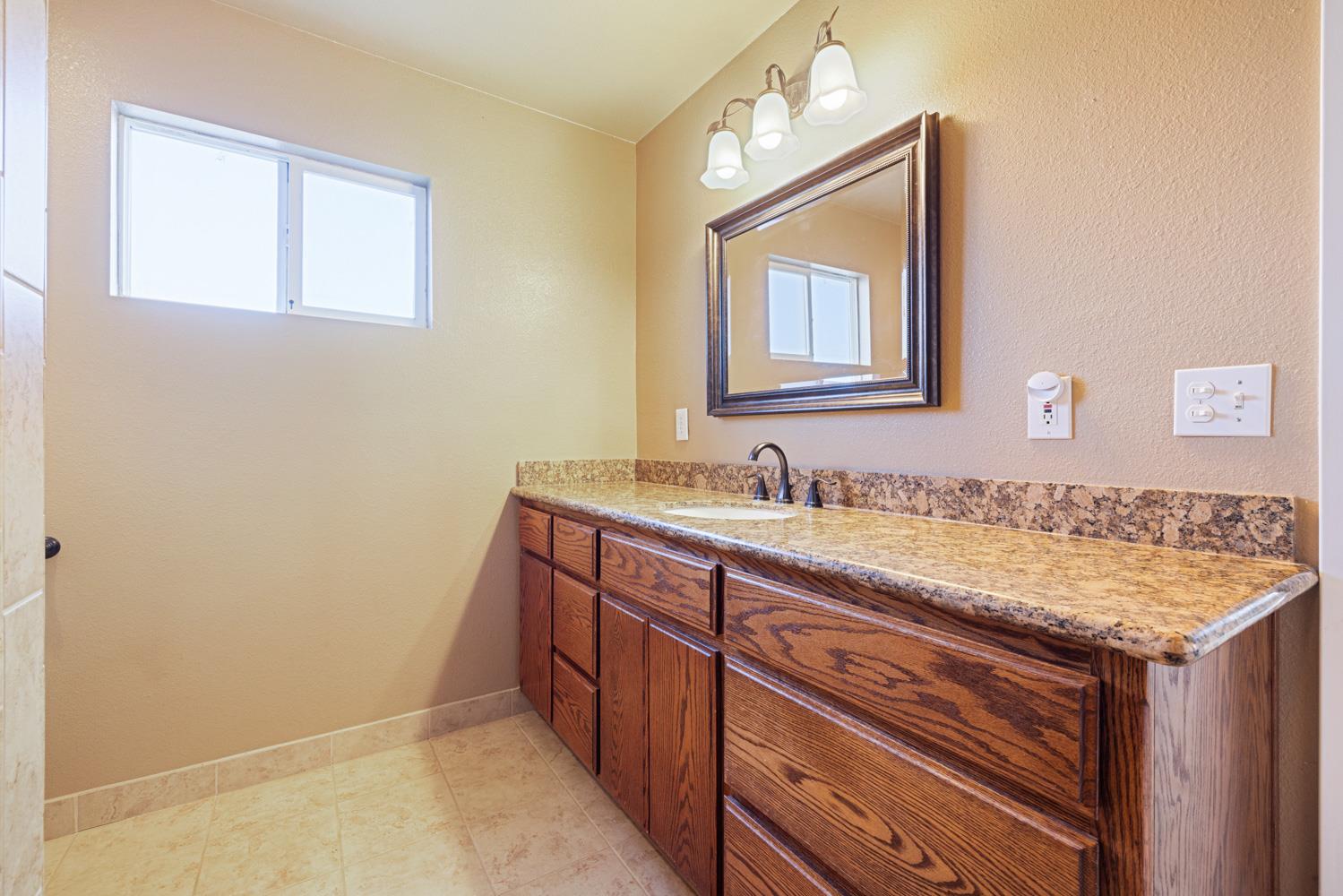 16682 S Steinegul Rd, Escalon, CA 95320