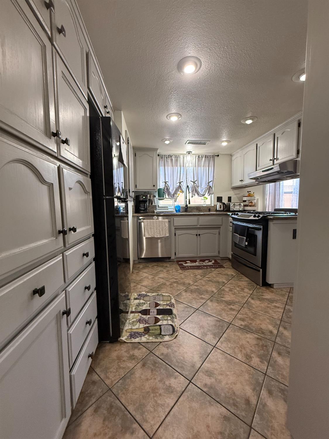 615 Catalina Cir, Tulare, CA 93274