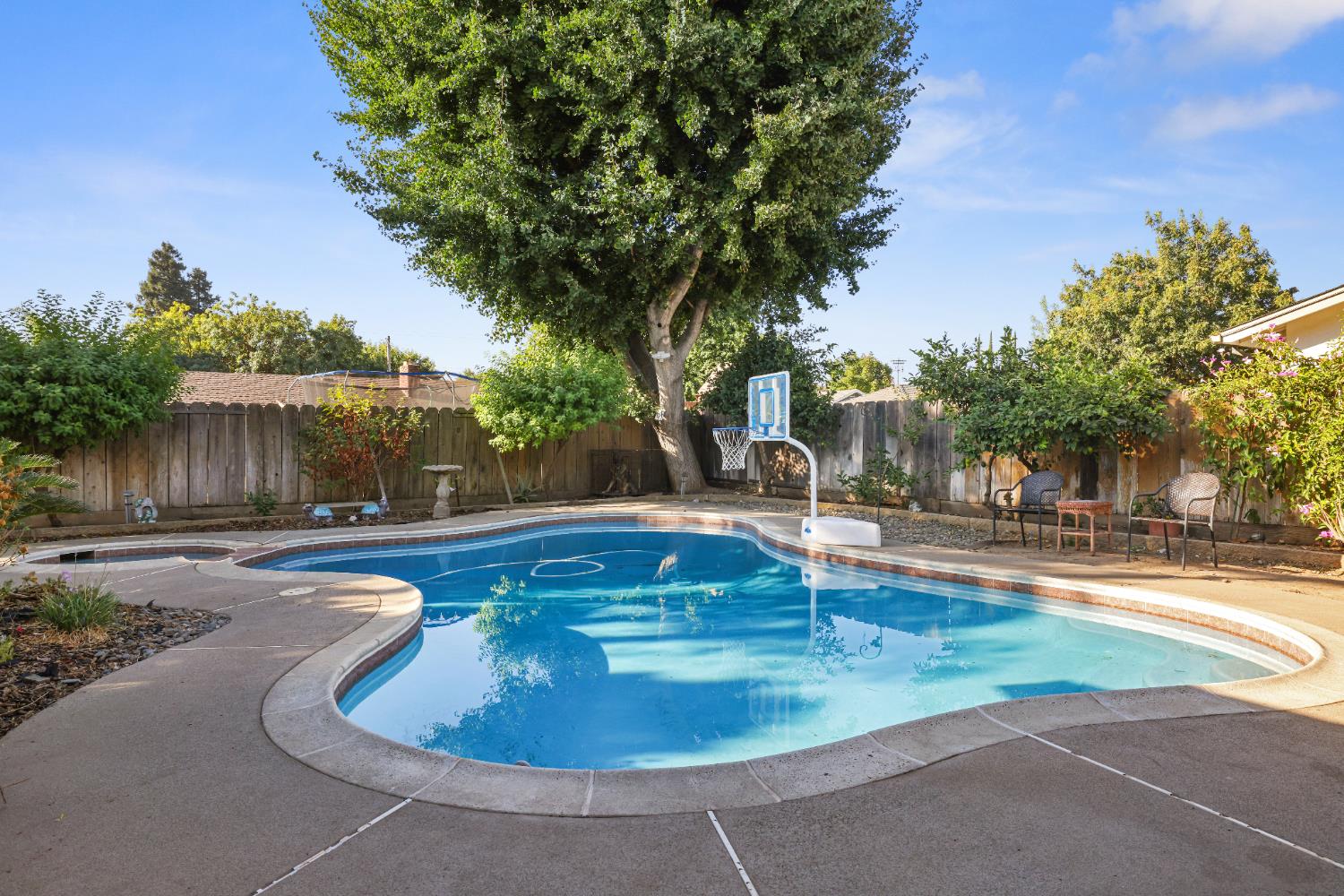 1608 Kruger Dr, Modesto, CA 95355