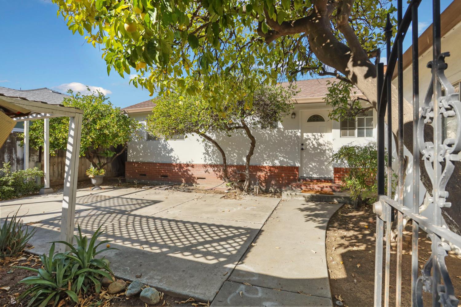 1129 E. Alameda St, Manteca, CA 95336