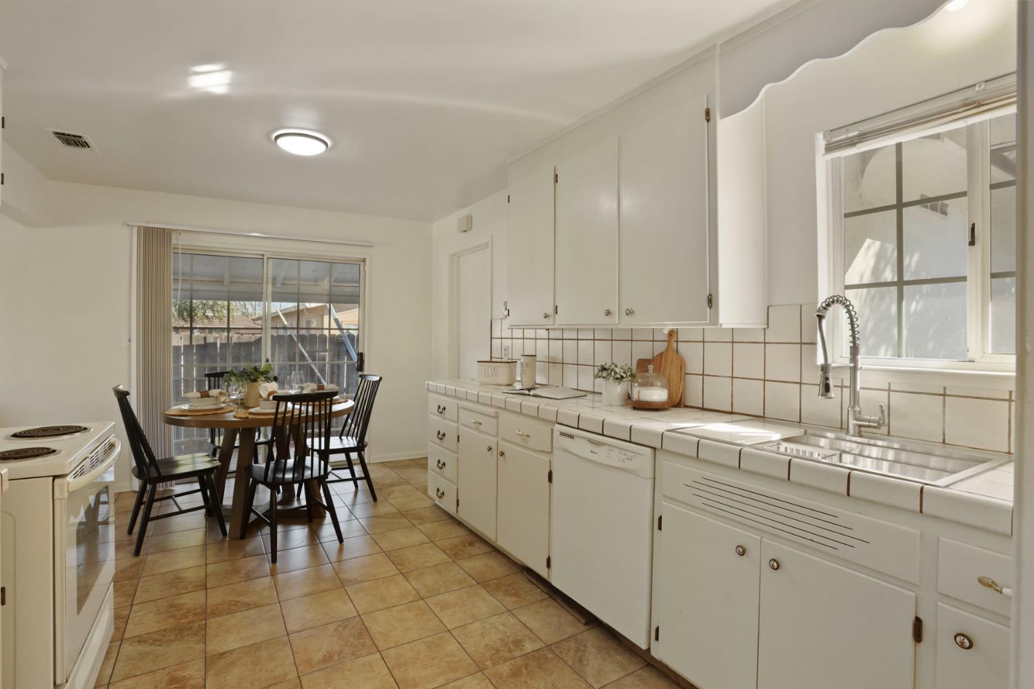 1129 E. Alameda St, Manteca, CA 95336