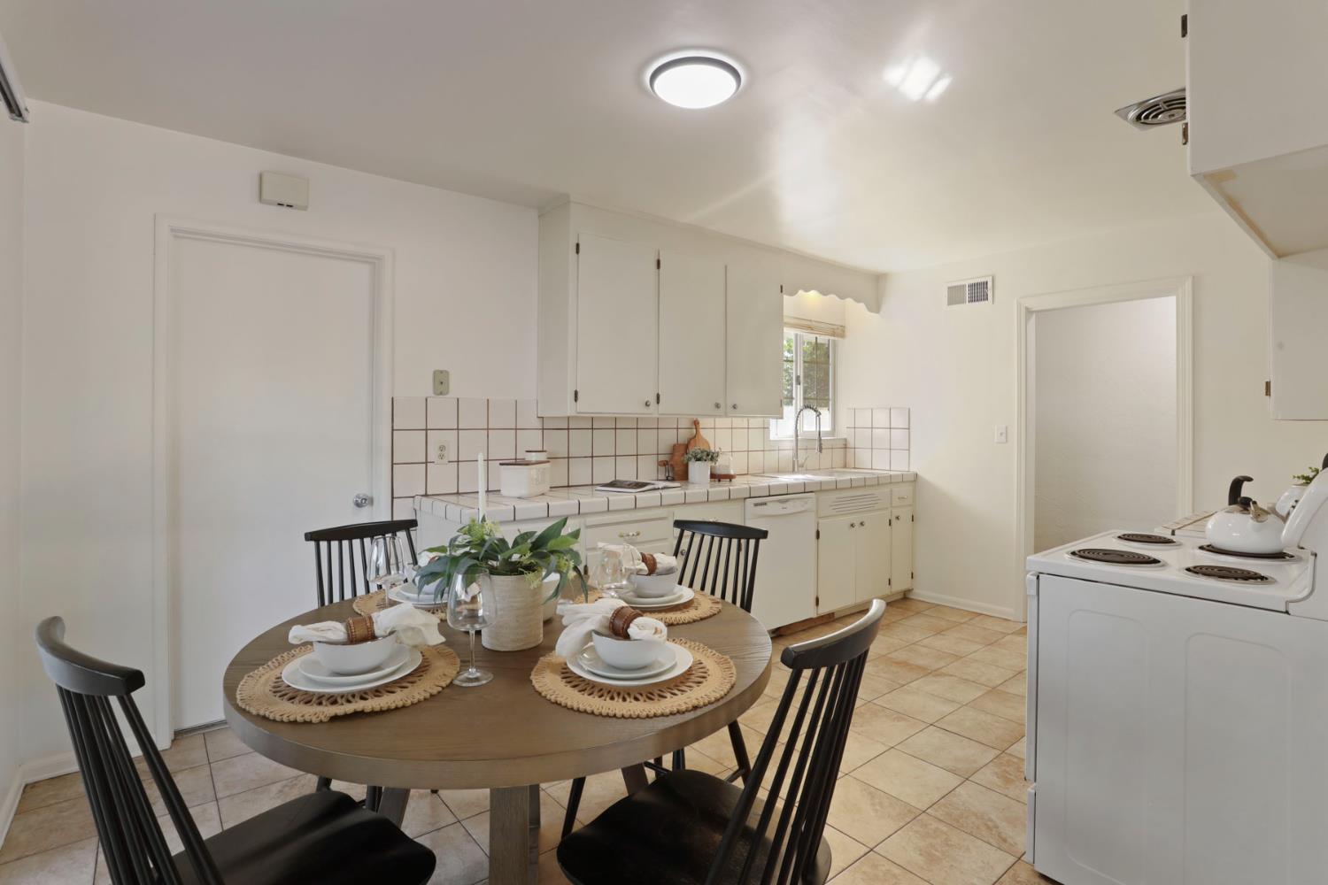 1129 E. Alameda St, Manteca, CA 95336