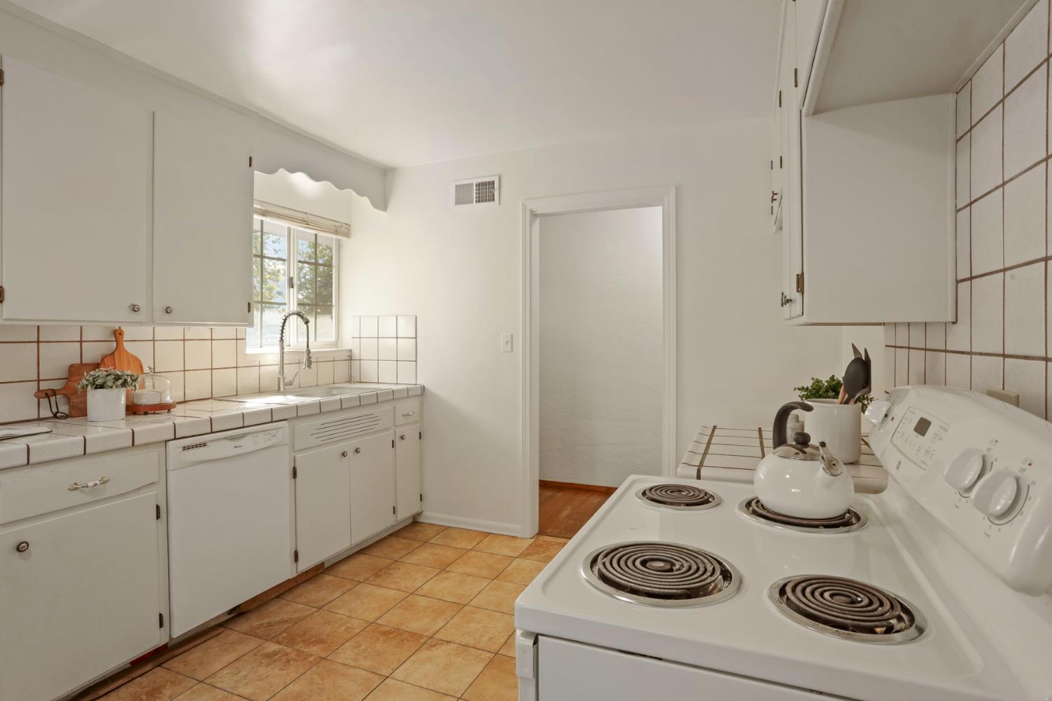 1129 E. Alameda St, Manteca, CA 95336