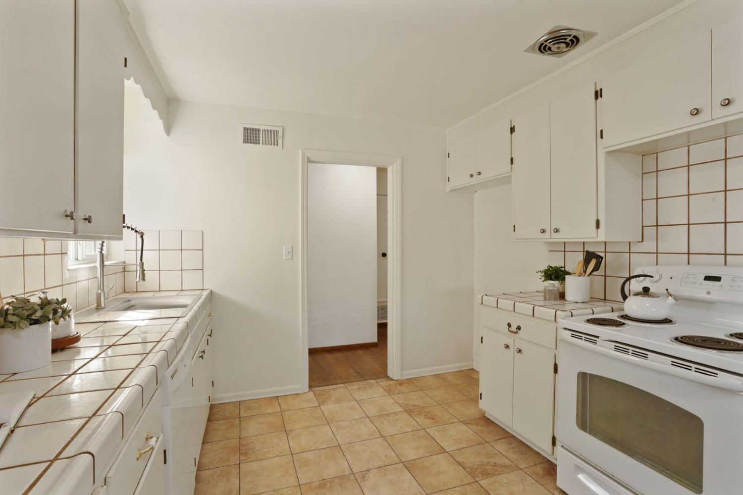 1129 E. Alameda St, Manteca, CA 95336