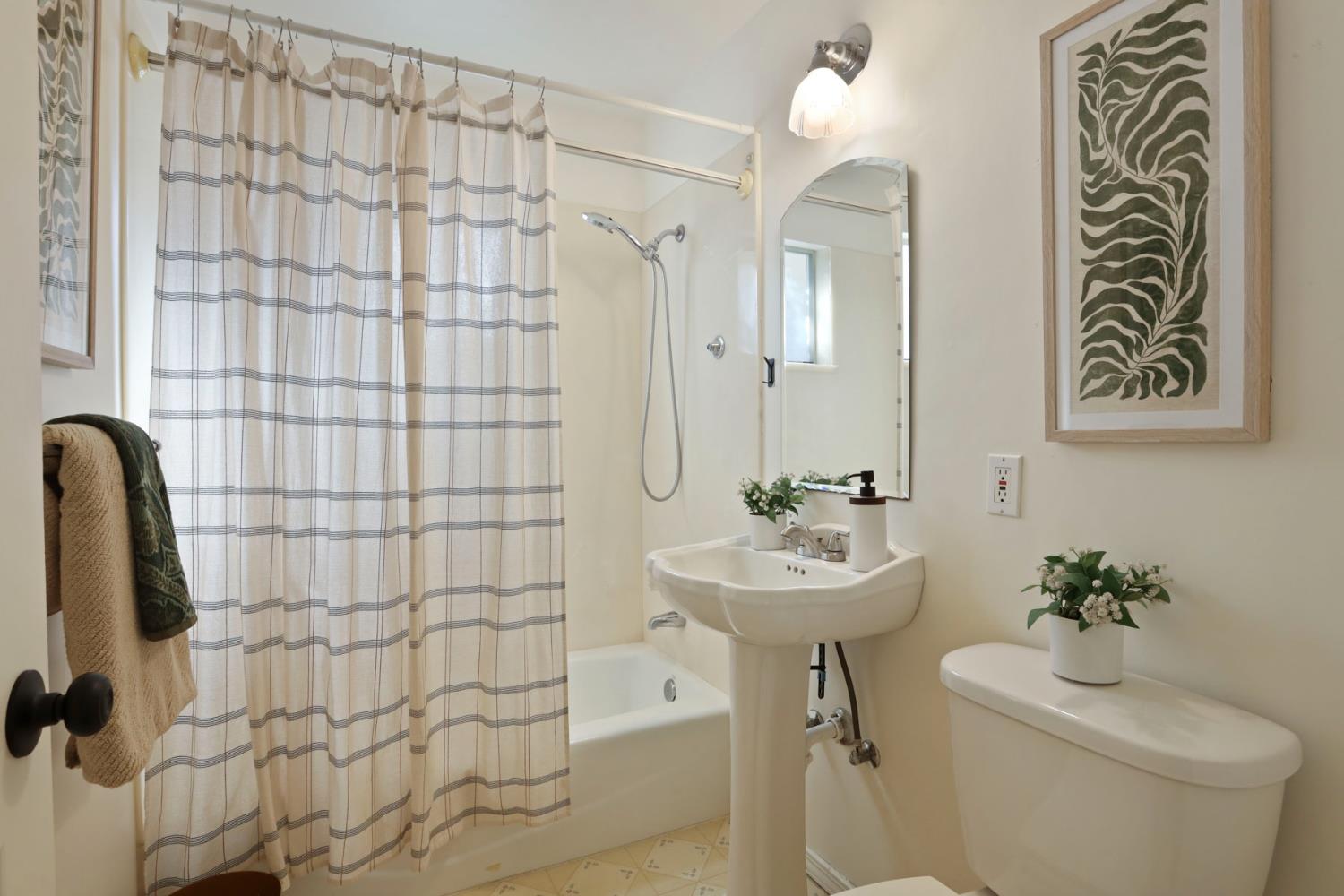 1129 E. Alameda St, Manteca, CA 95336