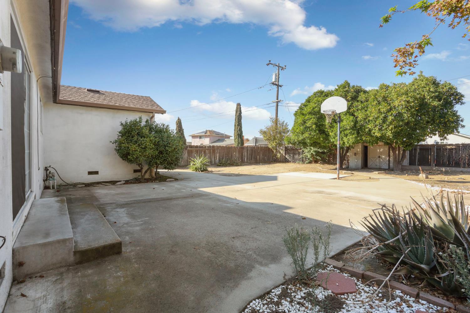 1129 E. Alameda St, Manteca, CA 95336