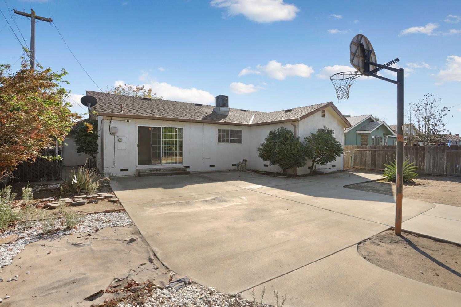 1129 E. Alameda St, Manteca, CA 95336