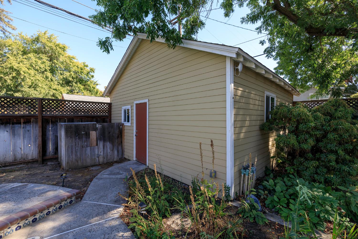 202 Hackberry Ave, Modesto, CA 95354