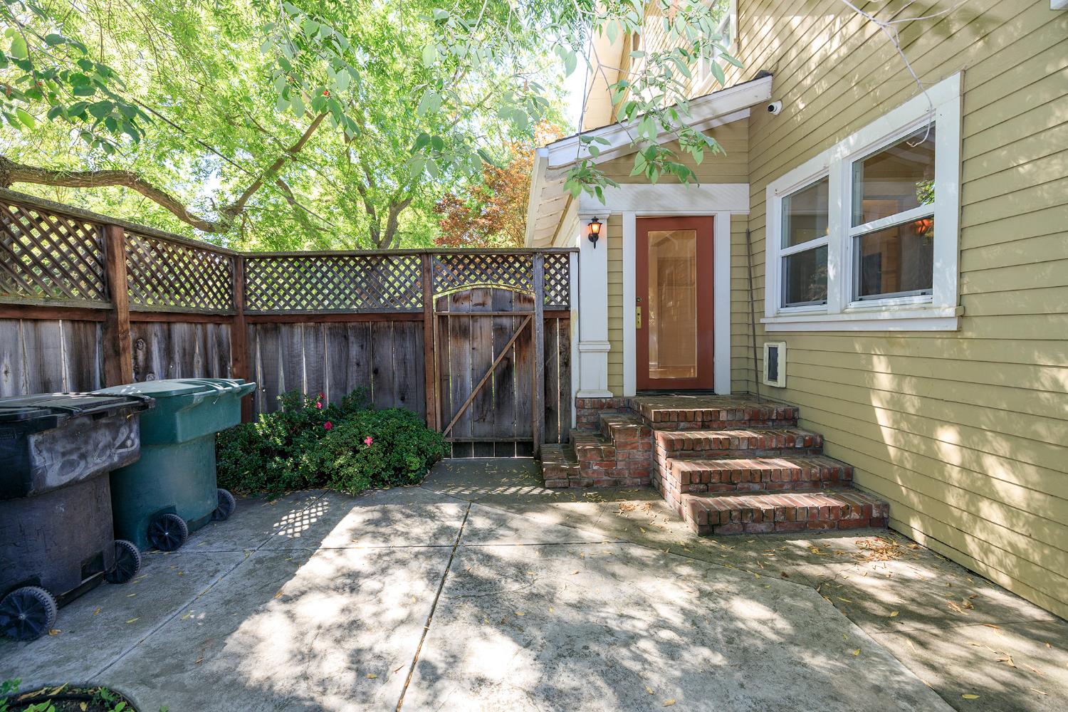 202 Hackberry Ave, Modesto, CA 95354