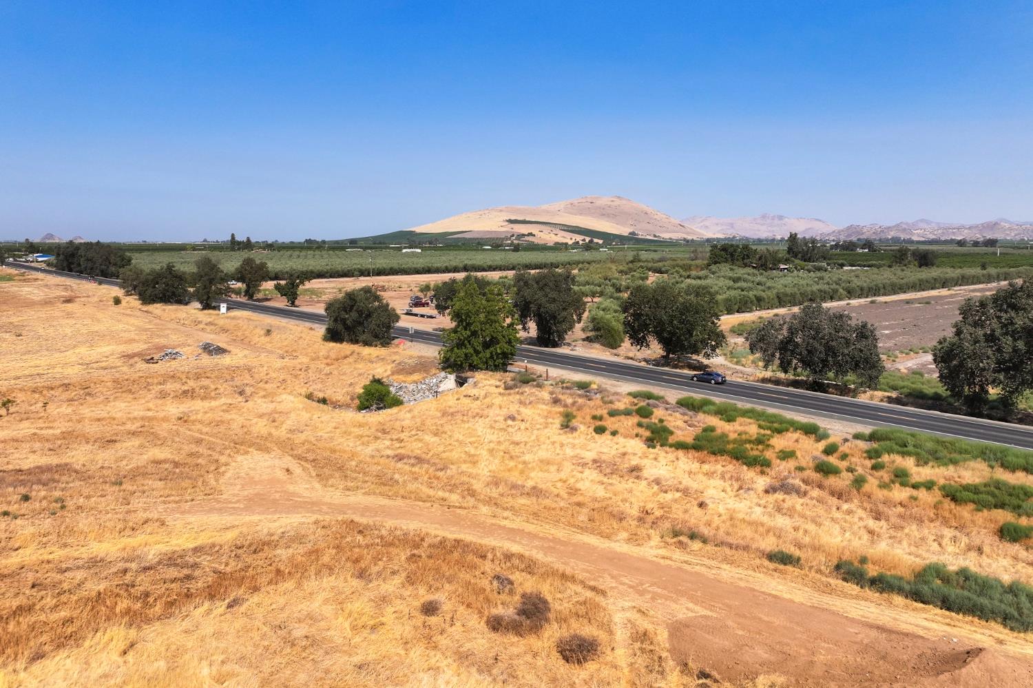 709 W Naranjo Ave, Woodlake, CA 93268