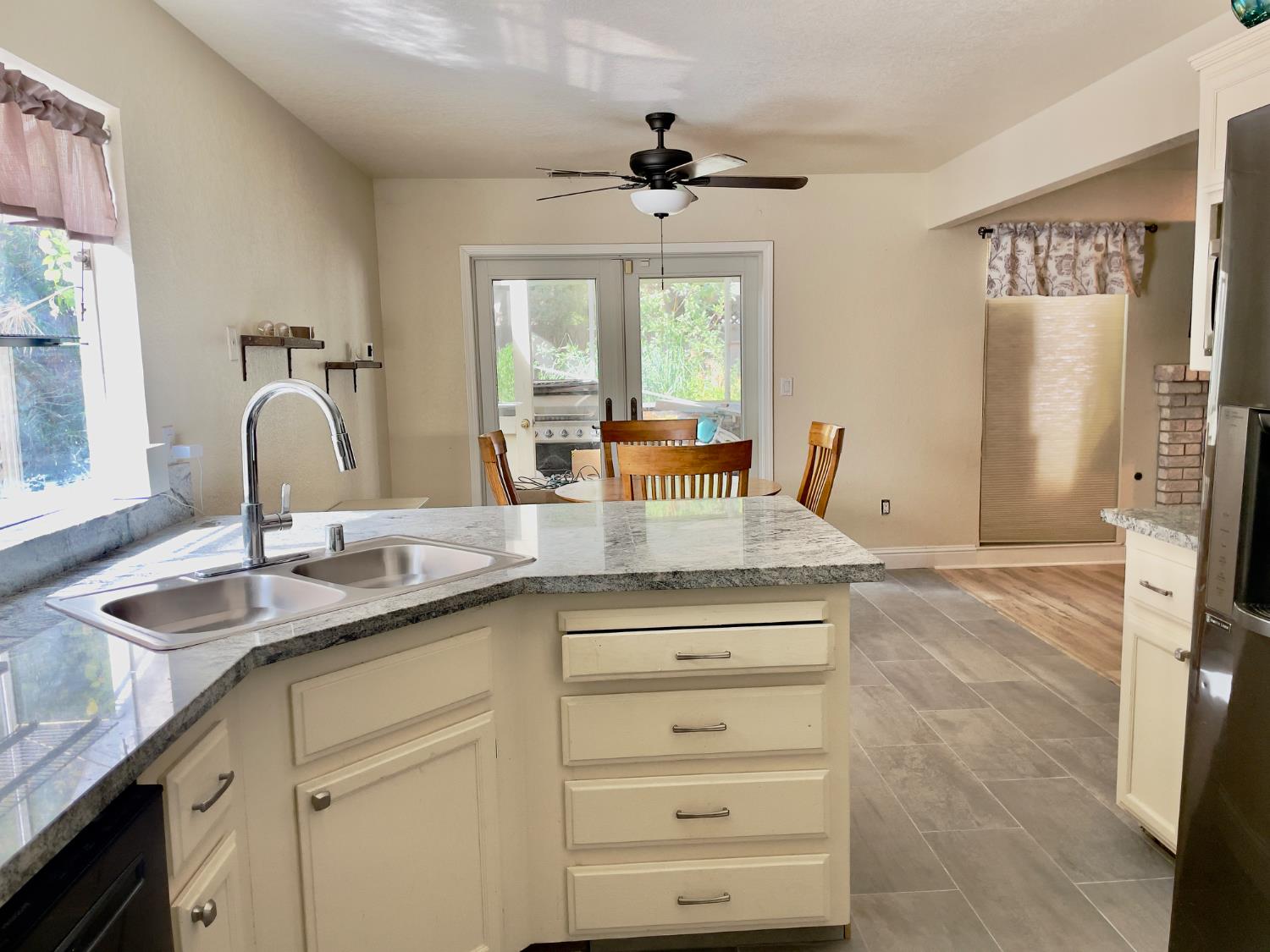 1713 Walnut Blossom Way, Modesto, CA 95355