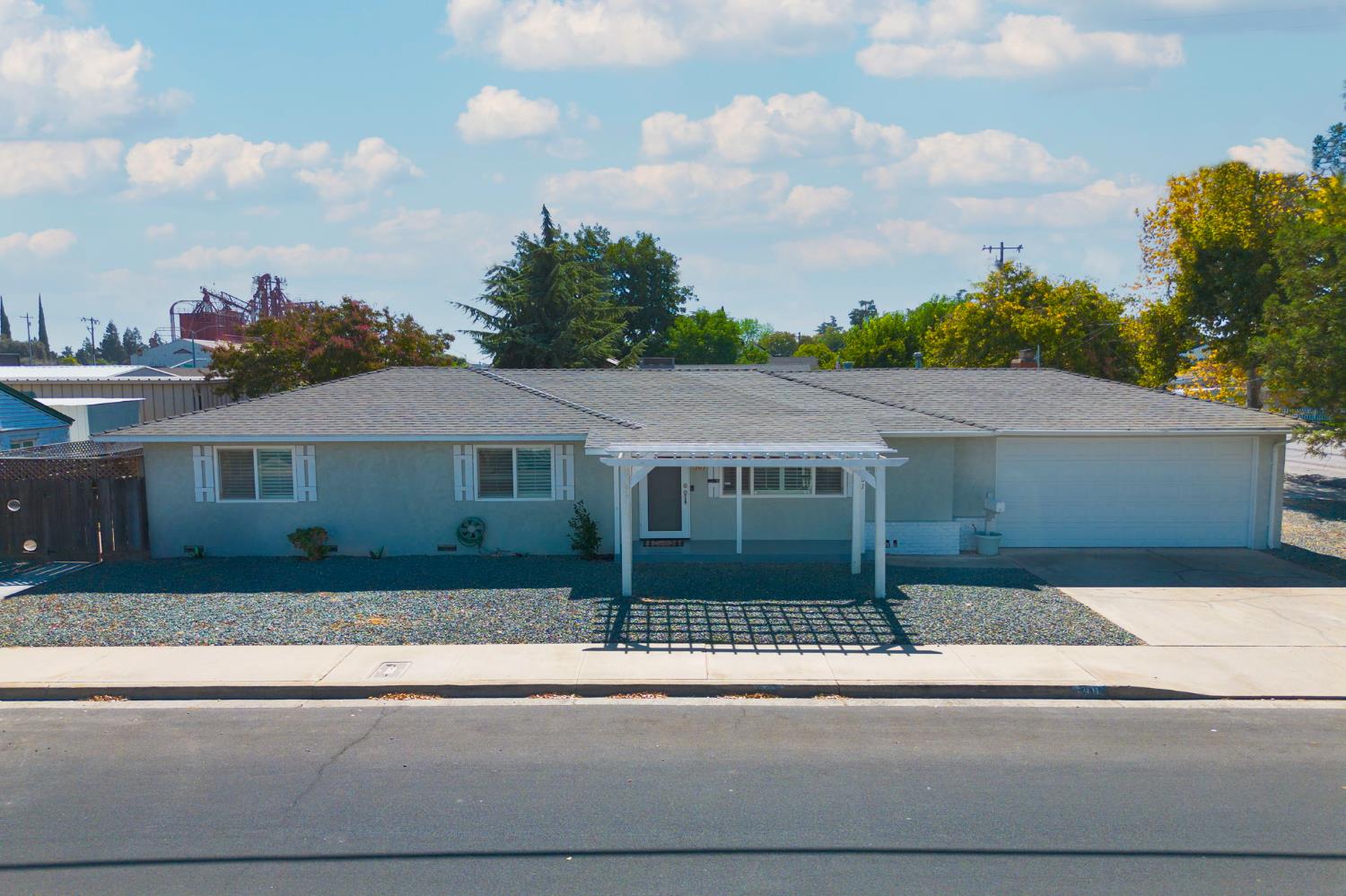301 E North St, Oakdale, CA 95361