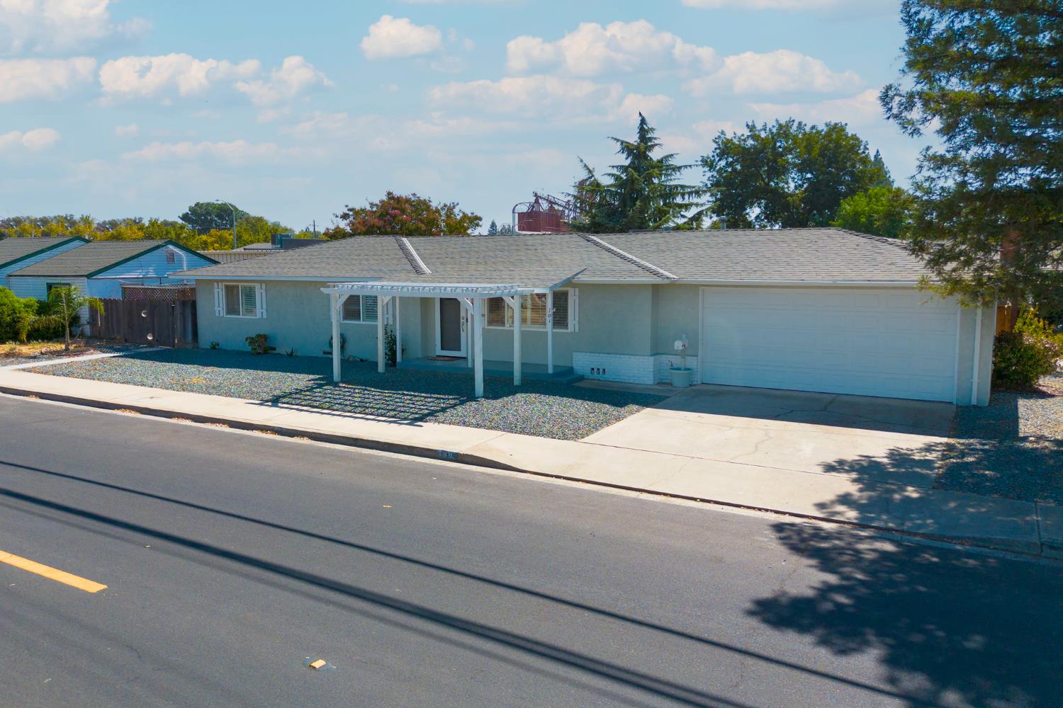 301 E North St, Oakdale, CA 95361