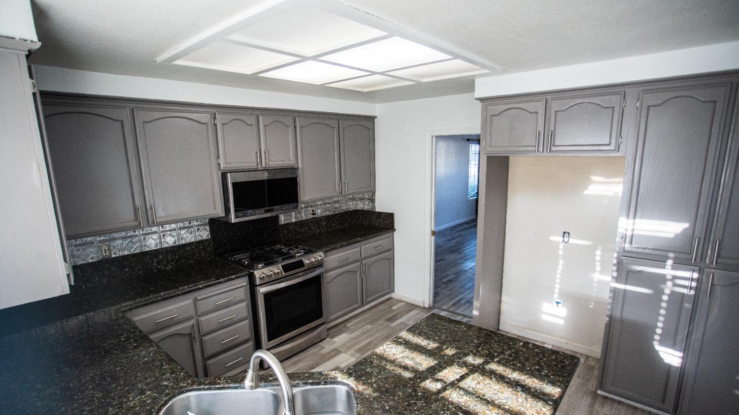 800 Pacheco Pl, Modesto, CA 95358