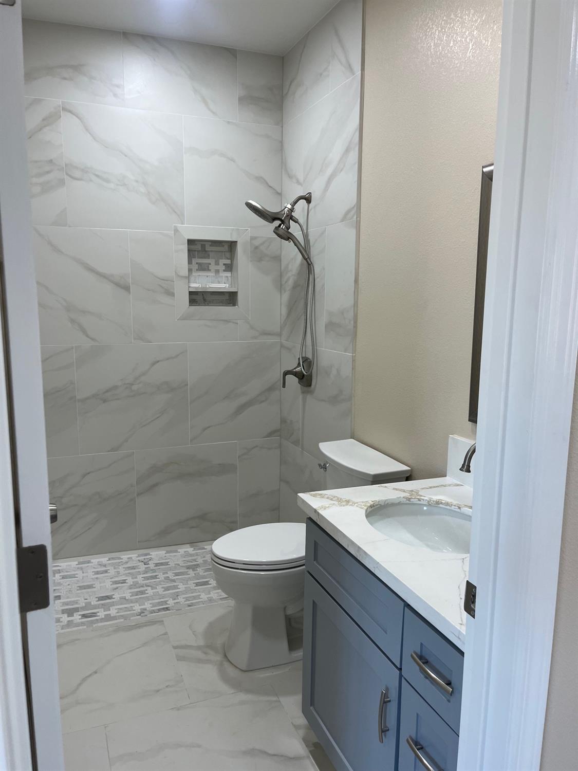 8230 Lake Shore Dr, Chowchilla, CA 93610