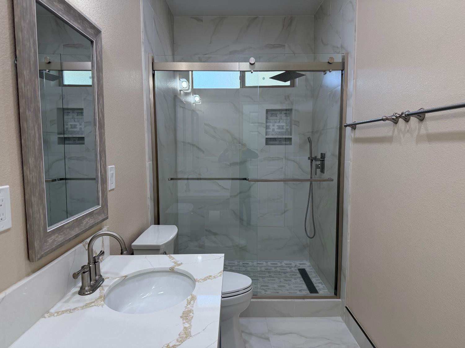 8230 Lake Shore Dr, Chowchilla, CA 93610