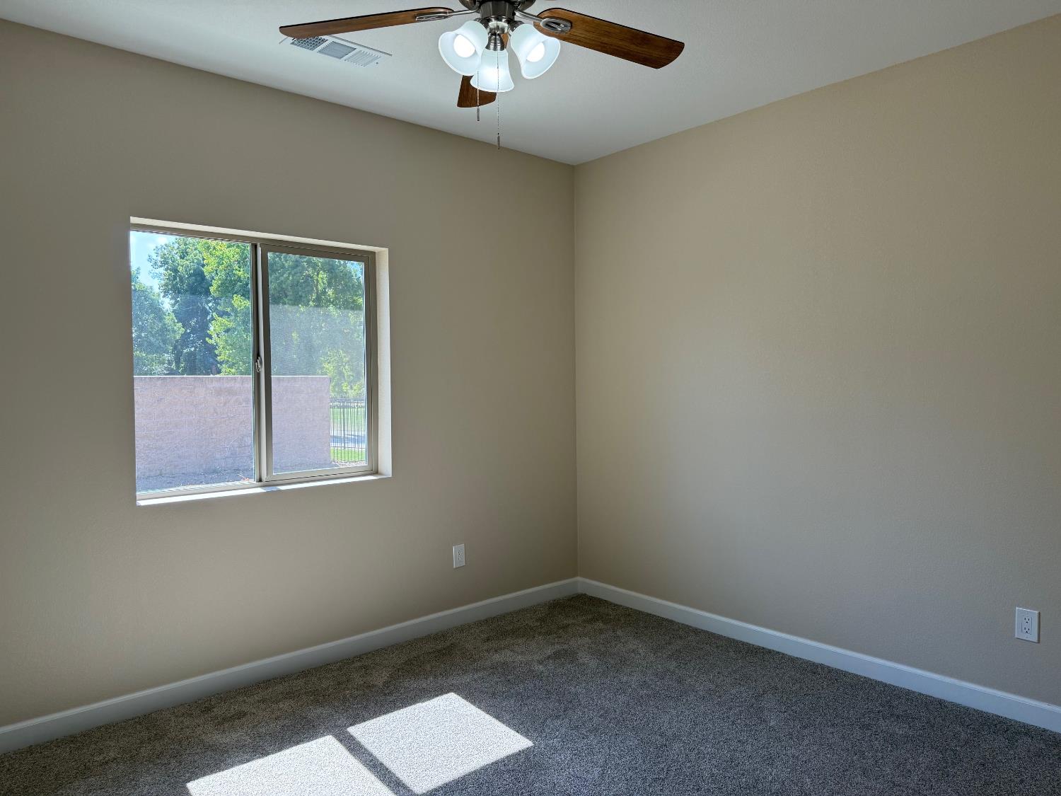 8230 Lake Shore Dr, Chowchilla, CA 93610