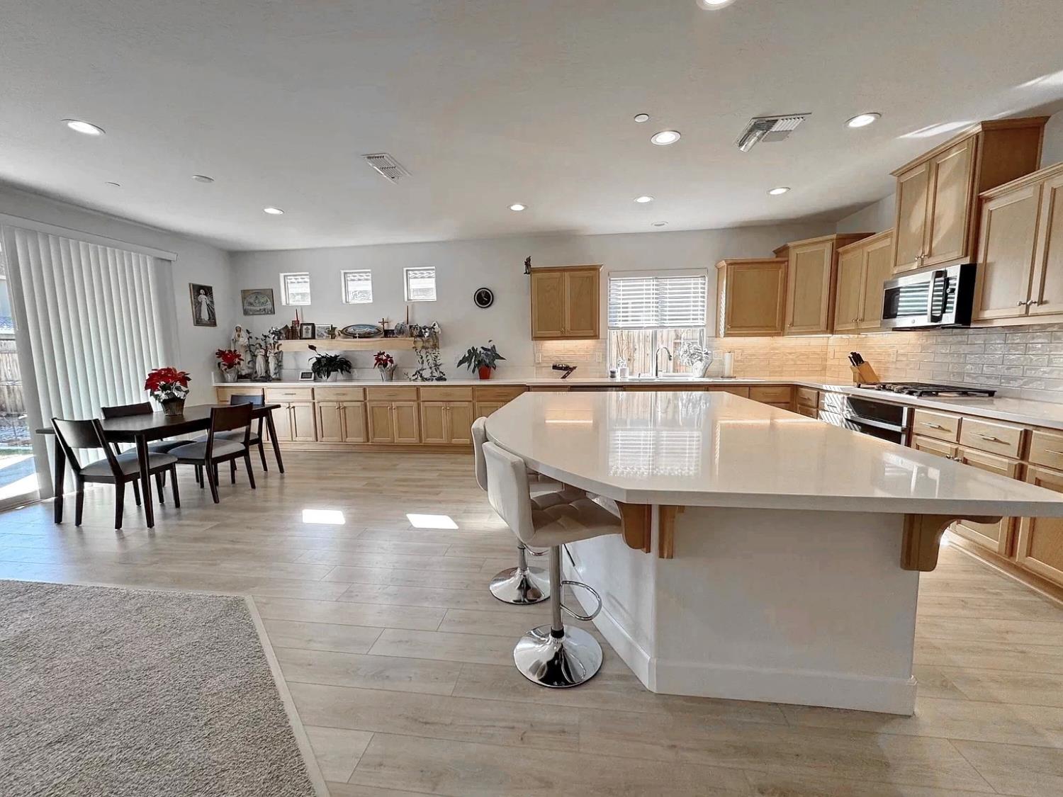 1405 W Tyler Ct, Visalia, CA 93291